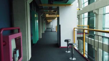 Waterloo Üniversitesi, William G. Davis Bilgisayar Araştırma Merkezi, Ontario, Kanada. Modern iç mekanlar, mühendislik çözümleri, metal yapılar hakkında detaylar.