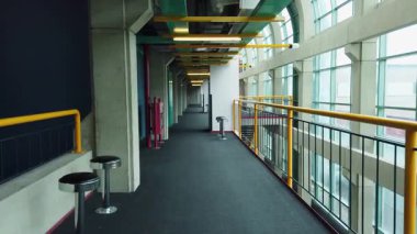 WATERLOO, ONTARIO, CANADA - 5 Haziran 2025: Waterloo Üniversitesi, William G. Davis Bilgisayar Araştırma Merkezi. Modern iç mekanlar, mühendislik çözümleri, metal yapılar hakkında detaylar.