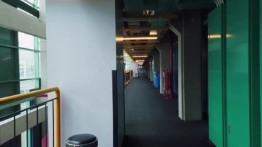 Waterloo Üniversitesi, William G. Davis Bilgisayar Araştırma Merkezi, Ontario, Kanada. Modern iç mekanlar, mühendislik çözümleri, metal yapılar hakkında detaylar.