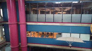 WATERLOO, ONTARIO, CANADA - 5 Haziran 2025: Waterloo Üniversitesi, William G. Davis Bilgisayar Araştırma Merkezi. Modern iç mekanlar, mühendislik çözümleri, metal yapılar hakkında detaylar.