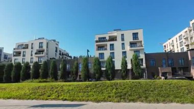 LVIV, UKRAINE - 14 Ağustos 2024: Mavi gökyüzünün arka planında yerleşim binaları bulunan mikro bölge.