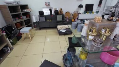 LVIV, UKRAINE - 14 Ağustos 2024: Ev ve iç mallar bir mağazada.