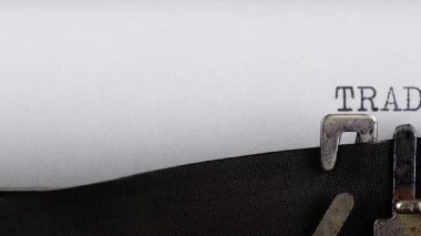 TRAD RESTRICTIONS ifadesi retro bir daktiloda yazıyor.