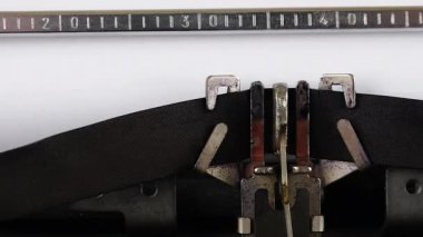 NUCLEAR SAVAŞ ifadesi eski bir daktiloda yazıyor.