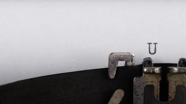 U.S. TARIFFS terimi retro bir daktiloda yazıyor..