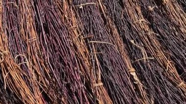 İnce huş ve söğüt dallarından yapılmış desenli bir örtü..