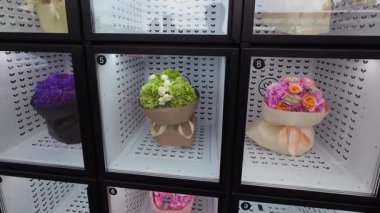 Çiçek otomatı, ayrı odalarda çeşitli buketler sunar..