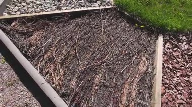 Çam kabuğundan, dallardan, çakıl taşlarından ve son tahıl ağacından yapılmış desenli yüzeyler. Bu tasarım çözeltisi ayrıca farklı yüzeylerde çıplak ayakla yürümek için de tasarlanmıştır..