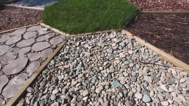 Çam kabuğundan, dallardan, çakıl taşlarından ve son tahıl ağacından yapılmış desenli yüzeyler. Bu tasarım çözeltisi ayrıca farklı yüzeylerde çıplak ayakla yürümek için de tasarlanmıştır..