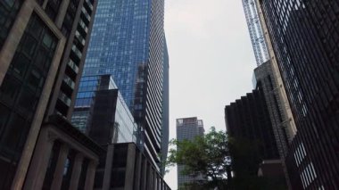 Montreal, Quebec, Kanada 'da Saint-Jacques sokağında bir gezinti. Uzun modern gökdelenler ve şehrin eski mimarisi. Aşağıdan yukarıya bak.