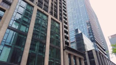 Montreal, Quebec, Kanada 'da Saint-Jacques sokağında bir gezinti. Uzun modern gökdelenler ve şehrin eski mimarisi. Aşağıdan yukarıya bak.