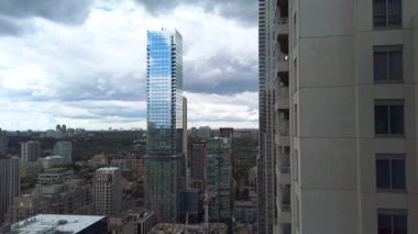 Toronto şehir merkezindeki bir gökdelenden panoramik manzara, bir yaz akşamı gökdelenler. Toronto, Ontario, Kanada.