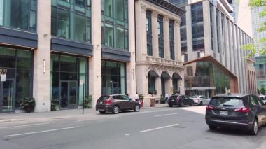 MONTREAL, CANADA - 10 AĞUSTOS 2025: Montreal, Saint Jacques Caddesi, Montreal, Quebec, Kanada 'da ana cadde boyunca bir yürüyüş. Modern gökdelenler ve eski mimari. Şehrin önemli bir finans merkezidir..