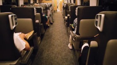 Montreal, Kanada - 11 Ağustos 2025 Montreal-Toronto rotasında bir tren vagonunda yürüyüş. Yolcular yerlerinde oturup yolculuklarını bekliyorlar..