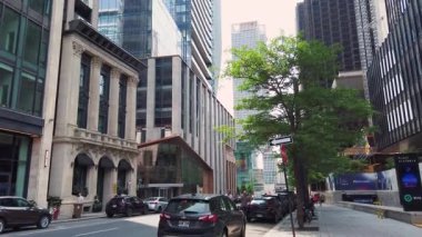 MONTREAL, CANADA - 10 AĞUSTOS 2025: Montreal, Saint Jacques Caddesi, Montreal, Quebec, Kanada 'da ana cadde boyunca bir yürüyüş. Modern gökdelenler ve eski mimari. Şehrin önemli bir finans merkezidir..