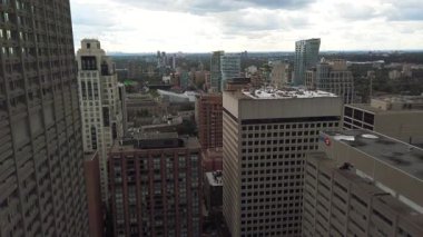 TORONTO, CANADA - 5 Eylül 2025: Toronto şehir merkezindeki bir gökdelenden panoramik manzara, bir yaz akşamı gökdelenler. Toronto, Ontario, Kanada.