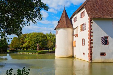 Basel yakınlarındaki Inzlingen Su Kalesi, Baden Wurttemberg, Almanya