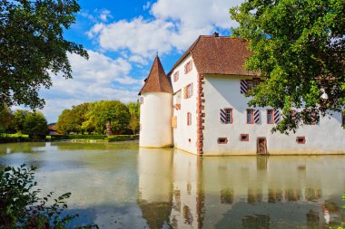 Basel yakınlarındaki Inzlingen Su Kalesi, Baden Wurttemberg, Almanya