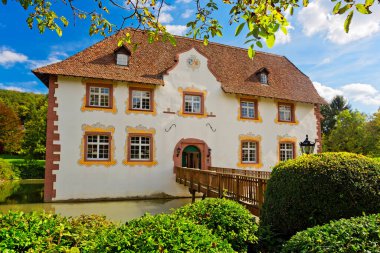 Basel yakınlarındaki Inzlingen Su Kalesi, Baden Wurttemberg, Almanya