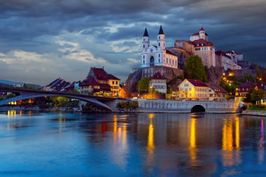 Alacakaranlık sırasında Aarburg Kalesi, İsviçre Alpleri, İsviçre