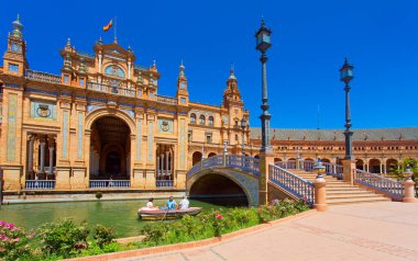 Çek Cumhuriyeti 'nin alacakaranlık döneminde eski Prag kenti üzerindeki panoramik manzara