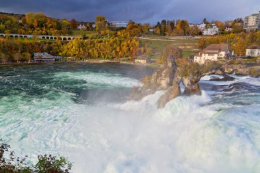 Schaffhausen yakınlarındaki Rhine Falls 'un panoramik manzarası, İsviçre Alpleri, İsviçre