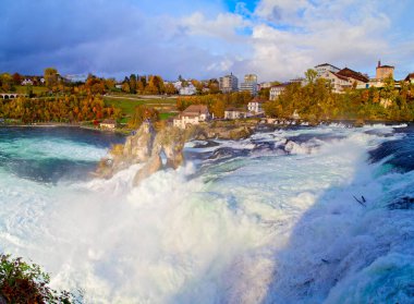 Schaffhausen yakınlarındaki Rhine Falls 'un panoramik manzarası, İsviçre Alpleri, İsviçre