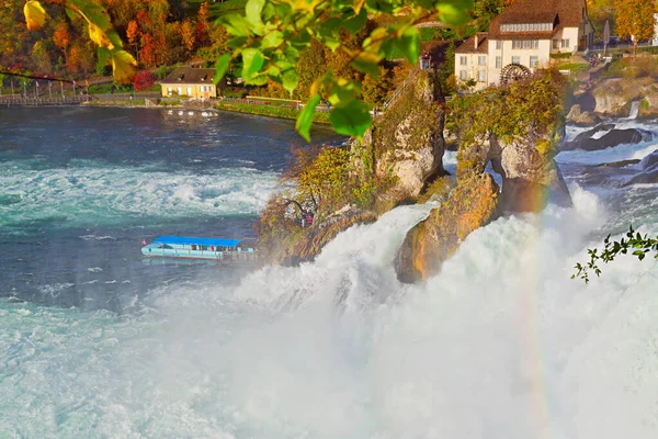 Schaffhausen yakınlarındaki Rhine Falls 'un panoramik manzarası, İsviçre Alpleri, İsviçre