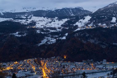 Meiringen köyünün panoramik manzarası, Bernese Highlands, Alps, İsviçre