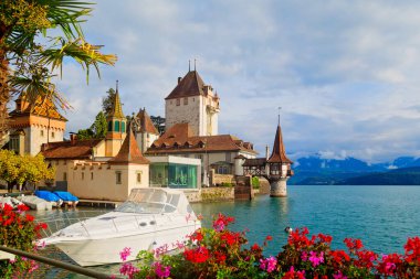 Schloss Oberhofen am Thunersee in den Schweizer Alpen, Schweiz