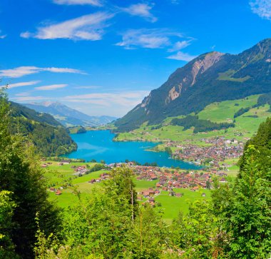 İsviçre 'nin İsviçre Alplerinde Lungern Gölü' nün panoramik manzarası