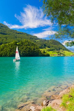 İsviçre 'nin İsviçre Alplerinde Lungern Gölü' nün panoramik manzarası