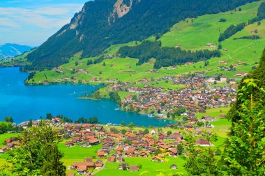 İsviçre 'nin İsviçre Alplerinde Lungern Gölü' nün panoramik manzarası