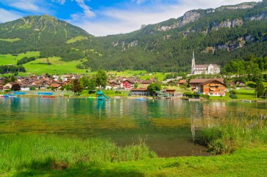 İsviçre 'nin İsviçre Alplerinde Lungern Gölü' nün panoramik manzarası