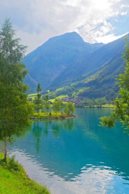 İsviçre 'nin İsviçre Alplerinde Lungern Gölü' nün panoramik manzarası