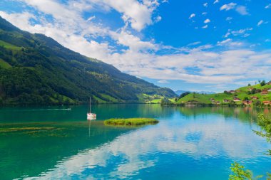 İsviçre 'nin İsviçre Alplerinde Lungern Gölü' nün panoramik manzarası