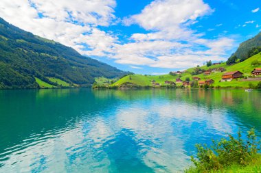 İsviçre 'nin İsviçre Alplerinde Lungern Gölü' nün panoramik manzarası