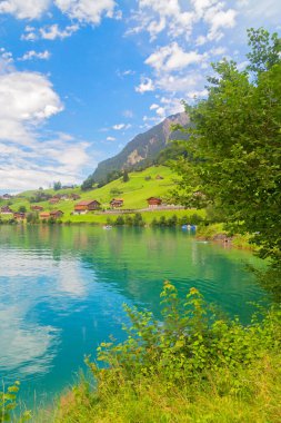 İsviçre 'nin İsviçre Alplerinde Lungern Gölü' nün panoramik manzarası