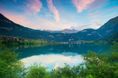 İsviçre 'nin İsviçre Alplerinde Lungern Gölü' nün panoramik manzarası