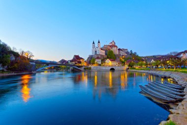 Alacakaranlıkta Ortaçağ Şehri Aarburg. Canton Aargau, İsviçre