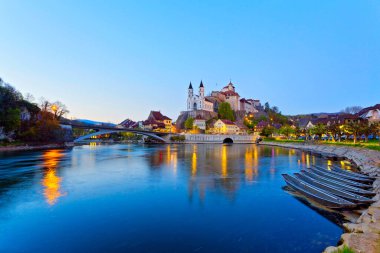 Alacakaranlıkta Ortaçağ Şehri Aarburg. Canton Aargau, İsviçre