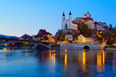 Alacakaranlıkta Ortaçağ Şehri Aarburg. Canton Aargau, İsviçre