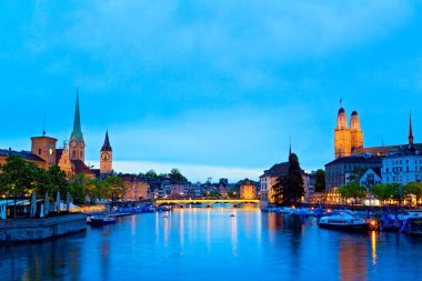 Geceleri eski Zürih 'in panoramik manzarası, İsviçre Alpleri, İsviçre