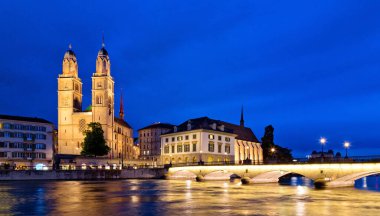 Geceleri eski Zürih 'in panoramik manzarası, İsviçre Alpleri, İsviçre