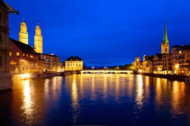 Geceleri eski Zürih 'in panoramik manzarası, İsviçre Alpleri, İsviçre
