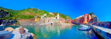 Cinque Terre Ulusal Parkı 'ndaki Vernazza köyünün panoramik manzarası, Liguria, İtalya