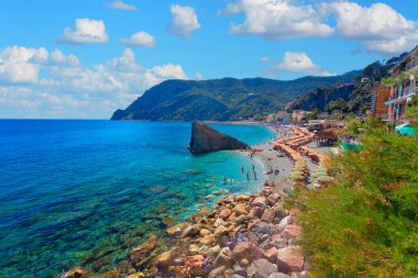 Monterosso al Mare köyünün panoramik manzarası Cinque Terre Ulusal Parkı, Liguria, İtalya