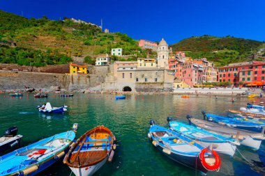 Cinque Terre Ulusal Parkı 'ndaki Vernazza köyünün panoramik manzarası, Liguria, İtalya