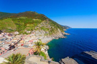 Cinque Terre Ulusal Parkı 'ndaki Vernazza köyünün panoramik manzarası, Liguria, İtalya