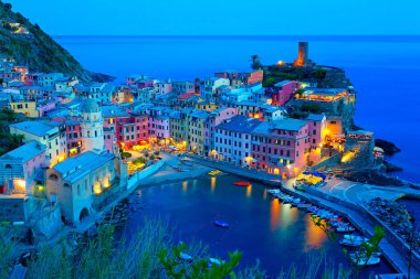 Cinque Terre Ulusal Parkı 'ndaki Vernazza köyünün panoramik manzarası, Liguria, İtalya